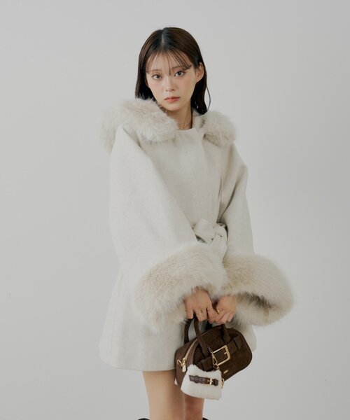 Chico（チコ）の「【4色展開】ファー襟ケープコート（ポンチョ）」 - WEAR