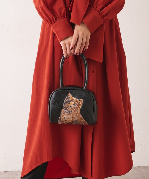 ear PAPILLONNER（イアパピヨネ）の「ねこ刺繍ボストンバッグ