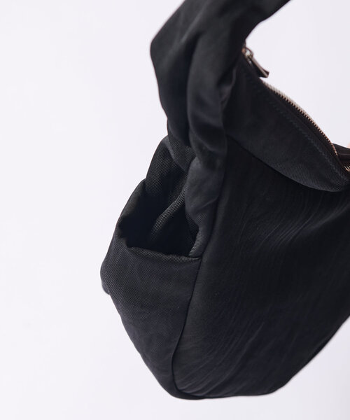 ITTI（イッチ）の「【ITTI / イッチ】ANNIE PUFFER MINI MOON BAG