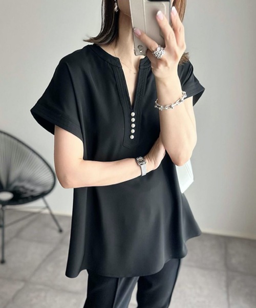 楽シリーズ】イージーケアパール釦キーネックブラウス Emma Taylor