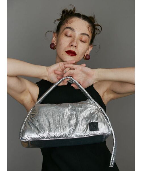 UN3D.（アンスリード）の「PADDED TRIANGLE MINI BAG / パデッド