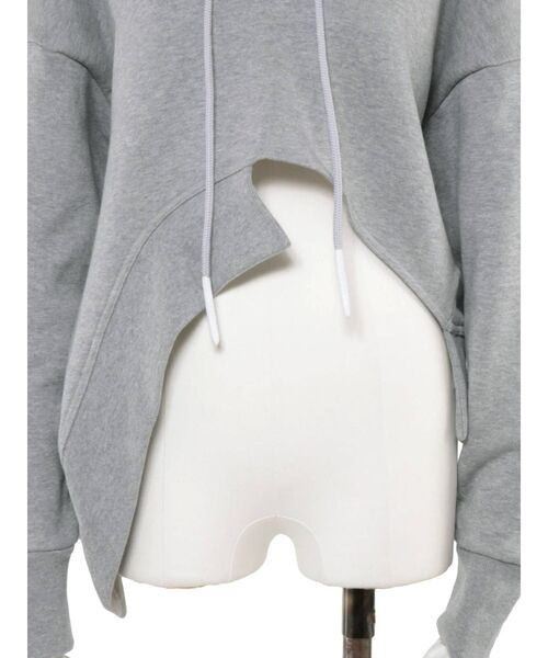 UN3D.（アンスリード）の「ヘムカットショートフーディー（パーカー