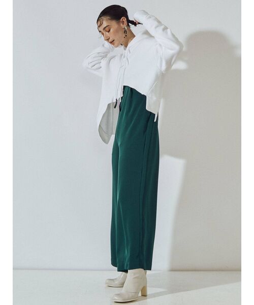 UN3D.（アンスリード）の「ヘムカットショートフーディー（パーカー