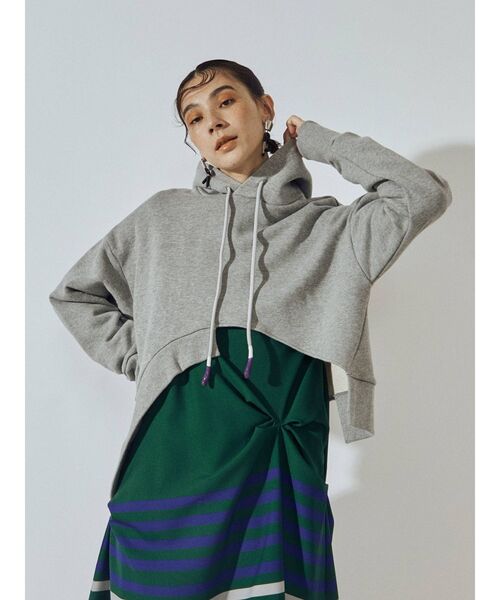 UN3D.（アンスリード）の「ヘムカットショートフーディー（パーカー