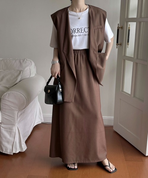 emi+（エミプラス）の「ノーカラーベスト＋ロングスカート