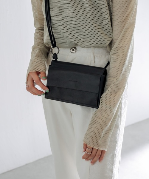 ear PAPILLONNER（イアパピヨネ）の「【牛革】レザーフラップ