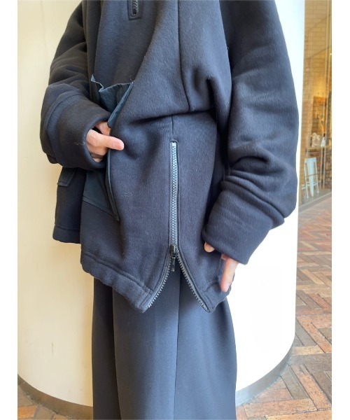 BEARDSLEY（ビアズリー）の「両サイドのジップでシルエットを変えて