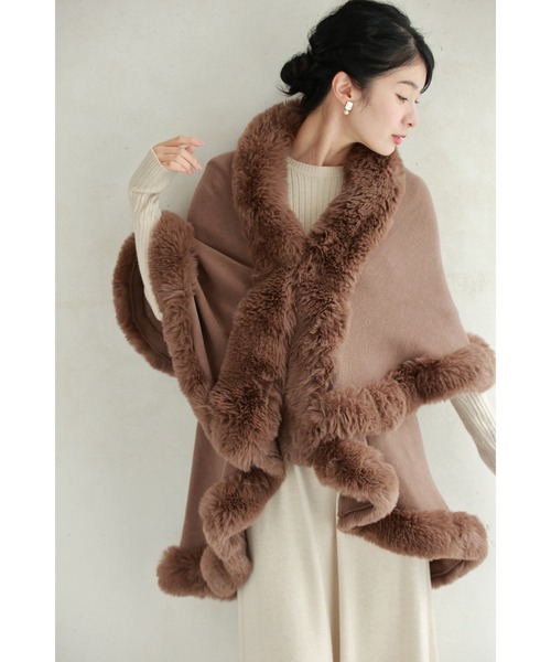 サッと羽織れるラグジュアリー。フェイクファーケープポンチョアウター