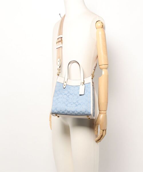 COACH（コーチ）の「フィールド トート 22 シグネチャー シャンブレー