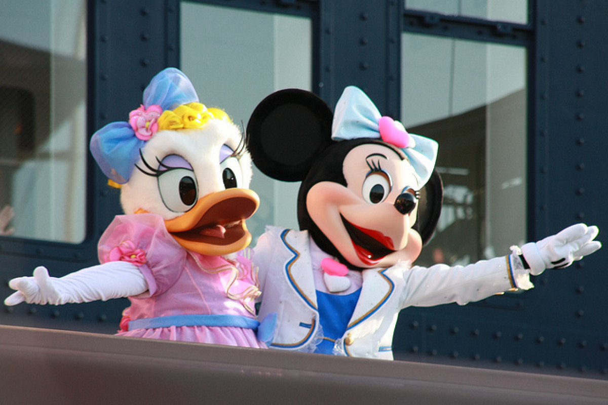 デイジーとポーズをとるミニーちゃん| キャステル | CASTEL ディズニー情報