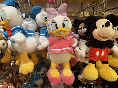 2026】ディズニーで買えるデイジーグッズ34選！ぬいぐるみやキー