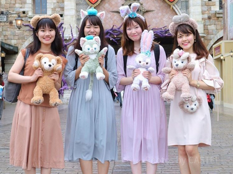 春夏秋冬】ダッフィー・シェリーメイコーデ33選！季節別おすすめの服装