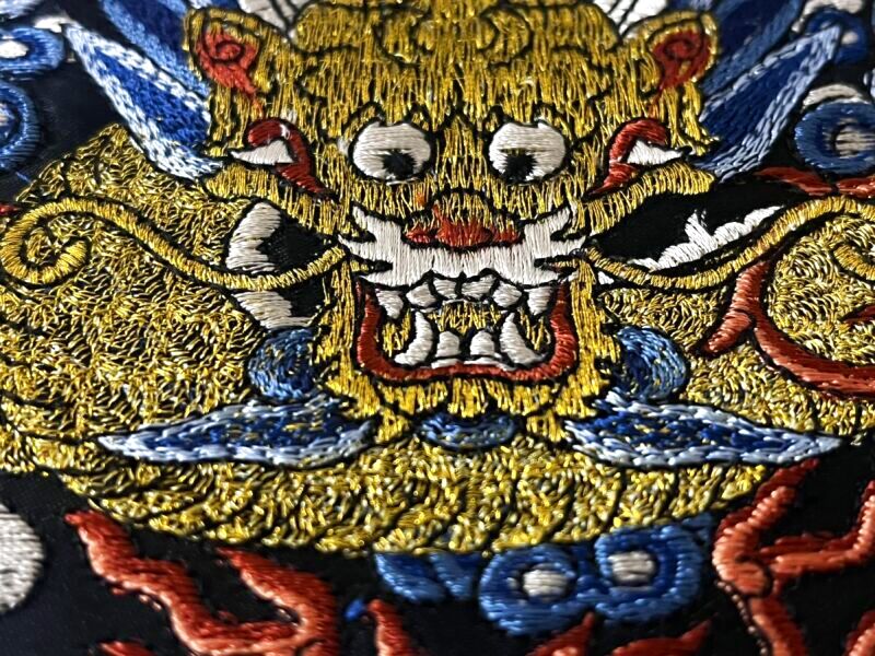 苗族（ミャオ族）金色の龍・龍神の刺繍布 （約31×31cm