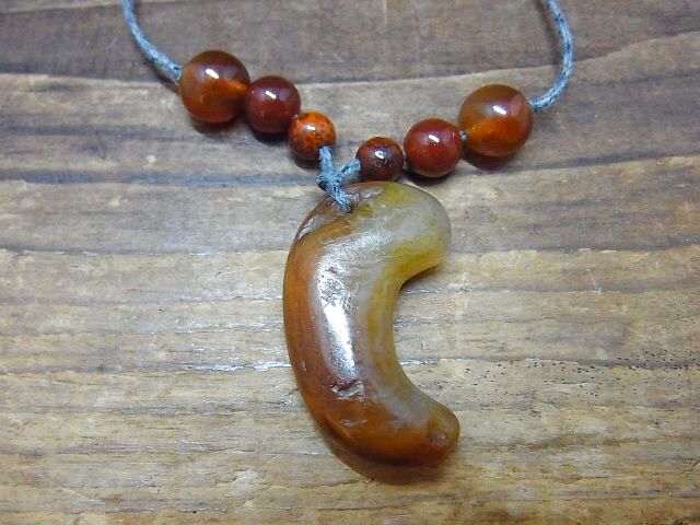 瑪瑙製勾玉・古墳時代(青森出土)と老山亀珠、血珠、星月菩提樹