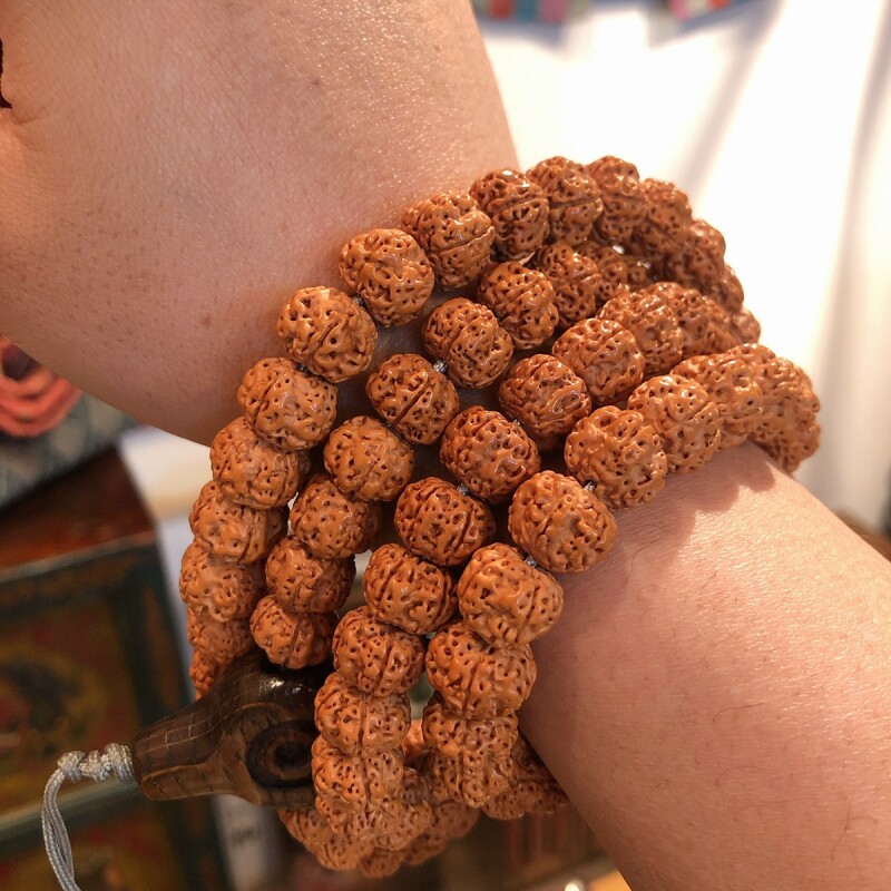 金剛菩提樹（ルドラクシャ）とチベット木製親玉の108珠念珠 12mm 5ムキ