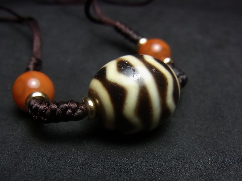 ジービーズ(dzi wave motif)・流水紋天珠（水紋）と瑪瑙の首飾り