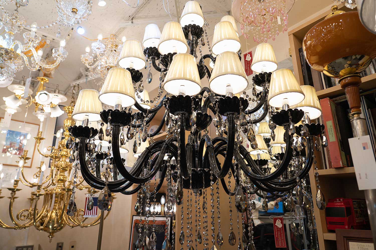 ブラックシャンデリアの魅力とは？人気の黒い照明器具を紹介｜創業60年