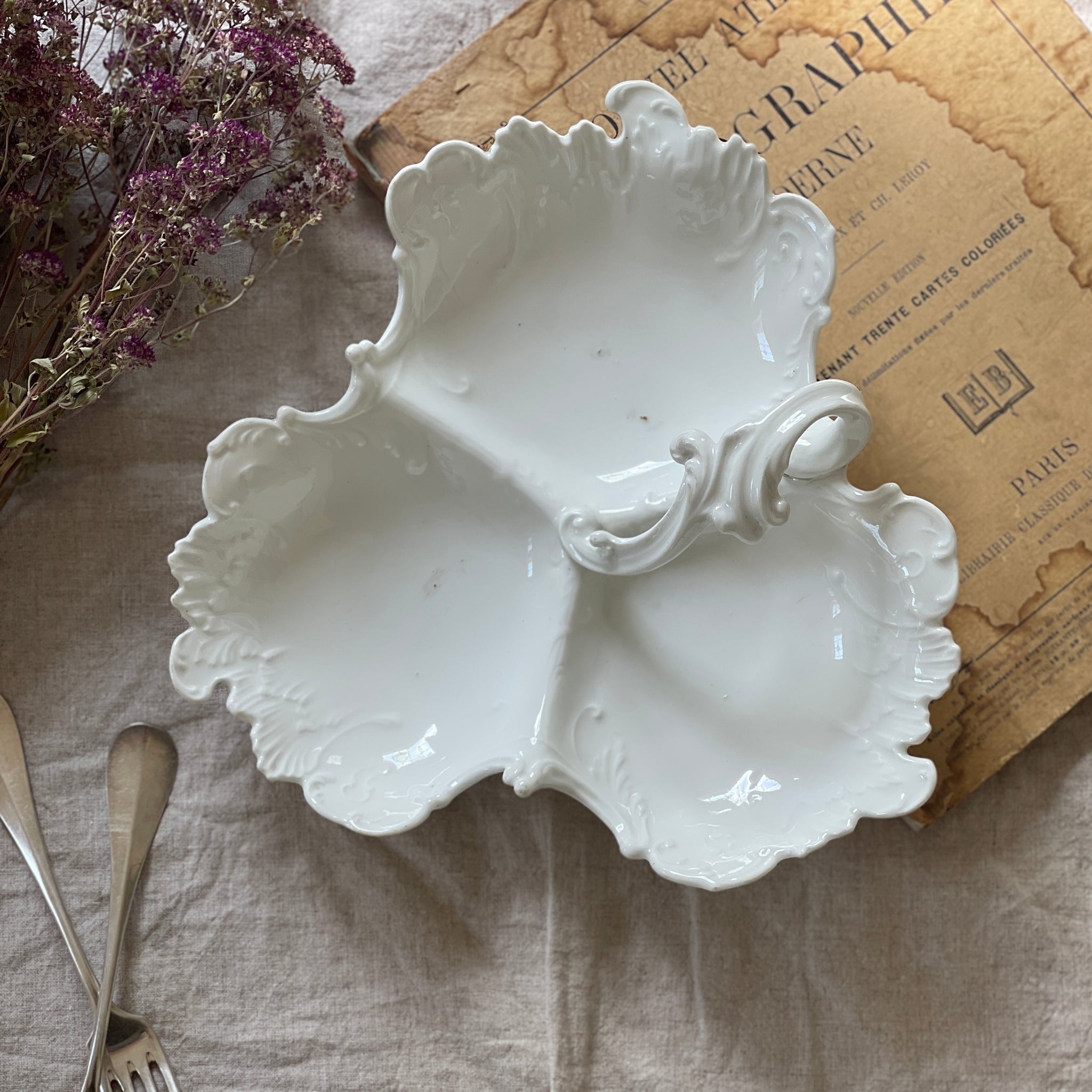 ロカイユデザインの白の3分割皿（28x28.5cm） フランスアンティーク