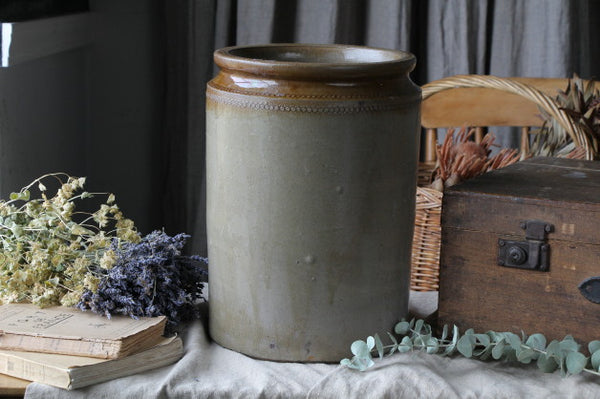 存在感いっぱいな特大サイズのストーンジャー イギリスアンティーク