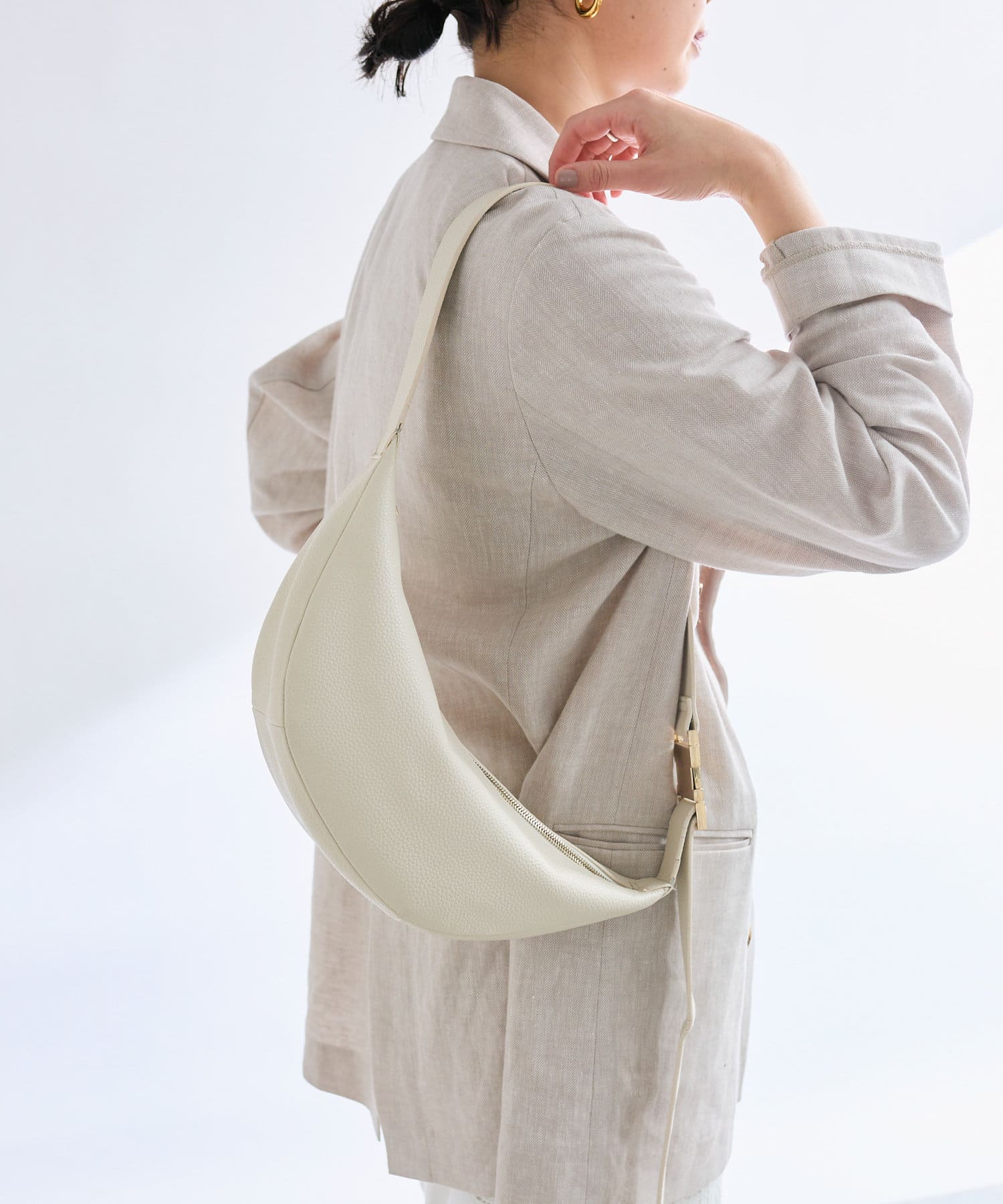 上品デザイン】カーブボディバッグ | RIVE DROITE(リヴドロワ