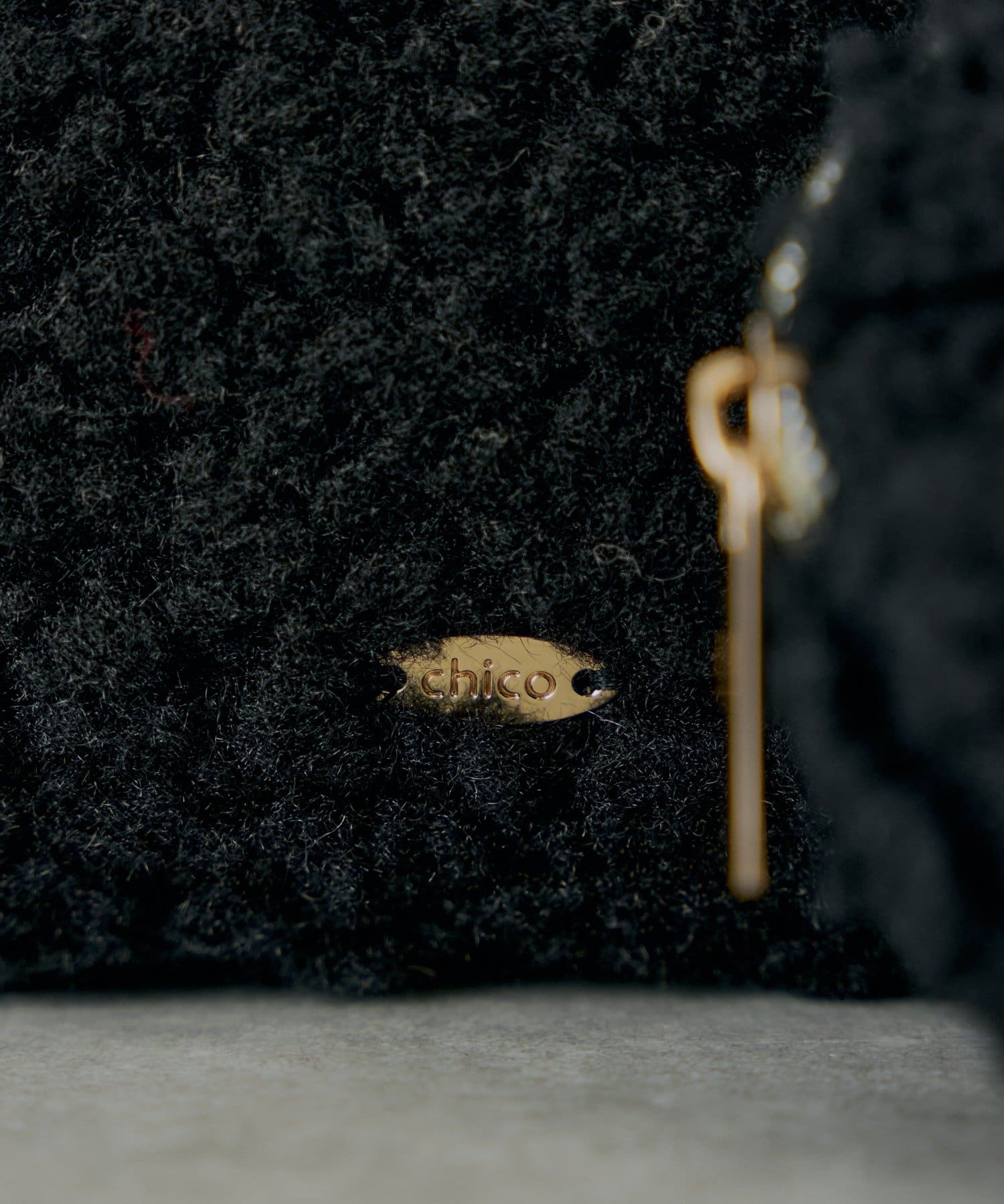 ロゴチャーム付きスエードムートンバッグ | Chico(チコ)レディース