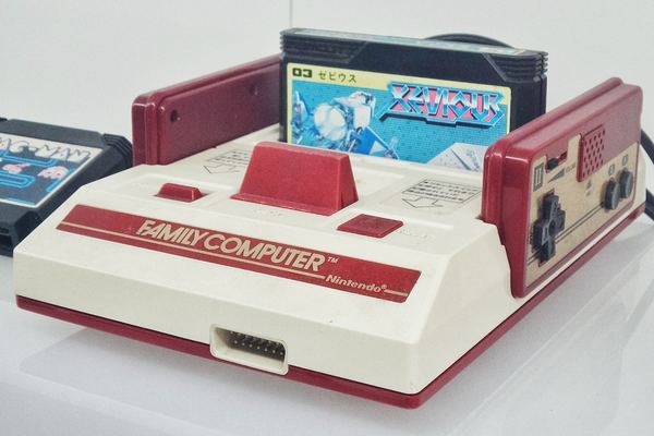 紙を挟む、上から強く押さえる… ファミコンソフトの接触を良くする工夫