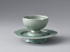 九州国立博物館 | 収蔵品ギャラリー | 青磁劃花菊文坏・托