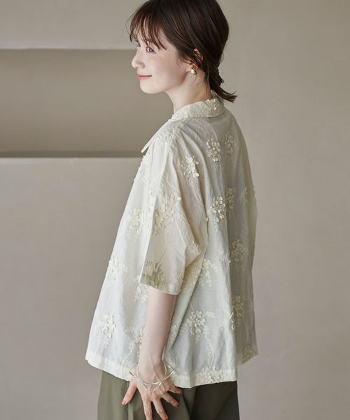 新色登場・追加】3Dフラワー刺繍 ハーフスリーブシャツ