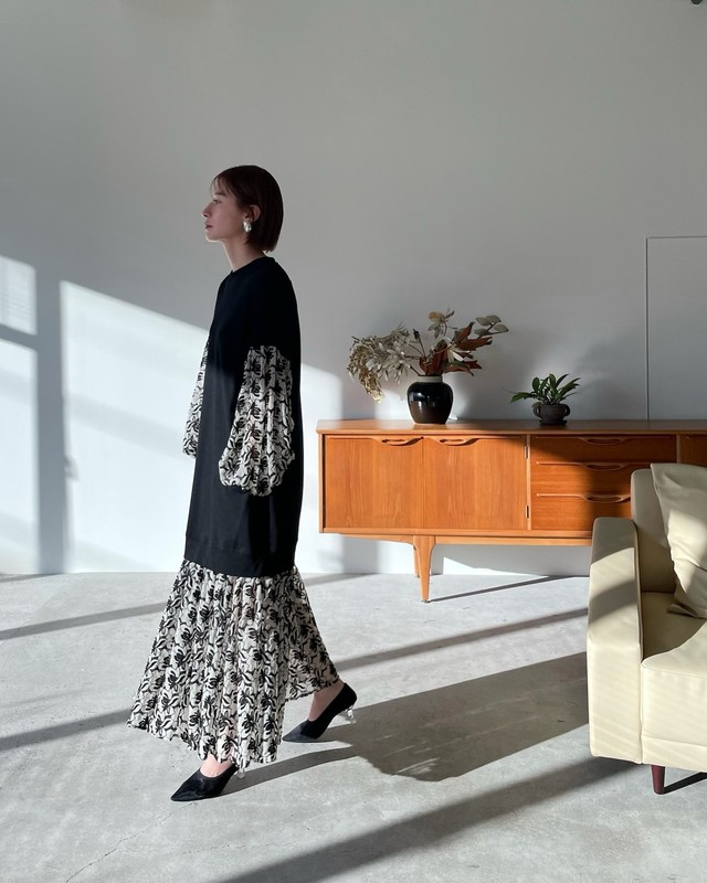 レース調の花柄刺繍が目を惹く「FLOWER LACEシリーズ」ワンピースと