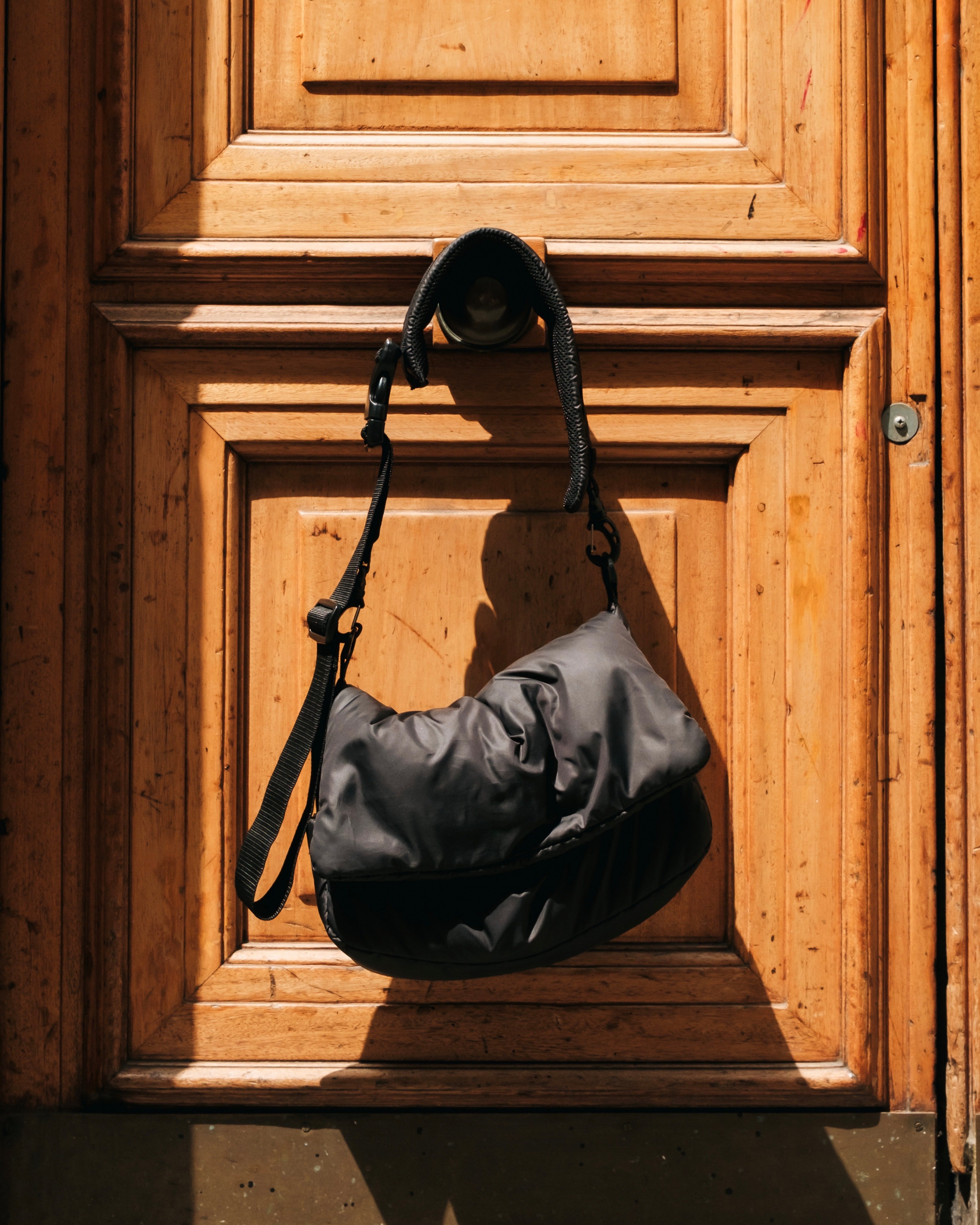 PADDED FLAP HOLIDAY BAG(BLACK)