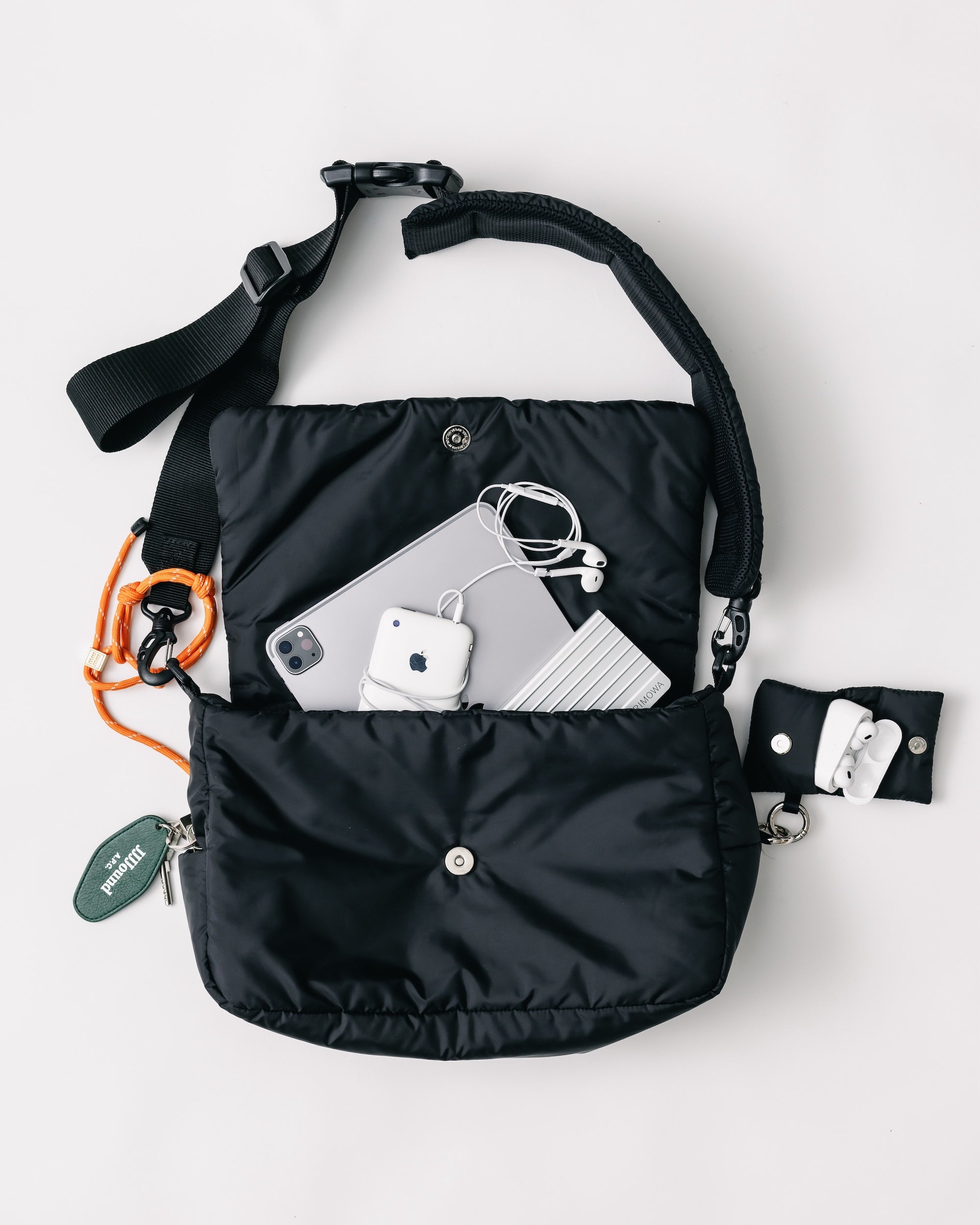 PADDED FLAP HOLIDAY BAG(BLACK)