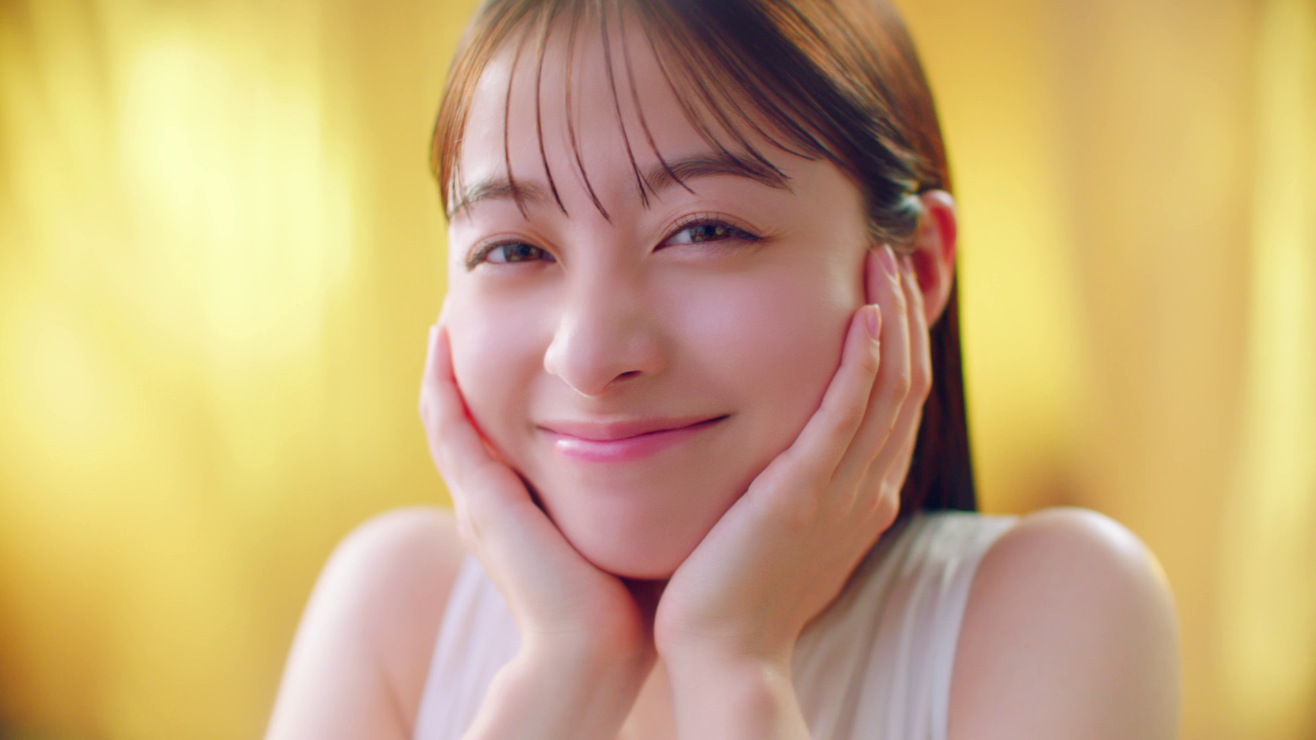 橋本環奈さんが、肌待望のうるおいに驚き感動する表情は必見！ – CMNOW WEB