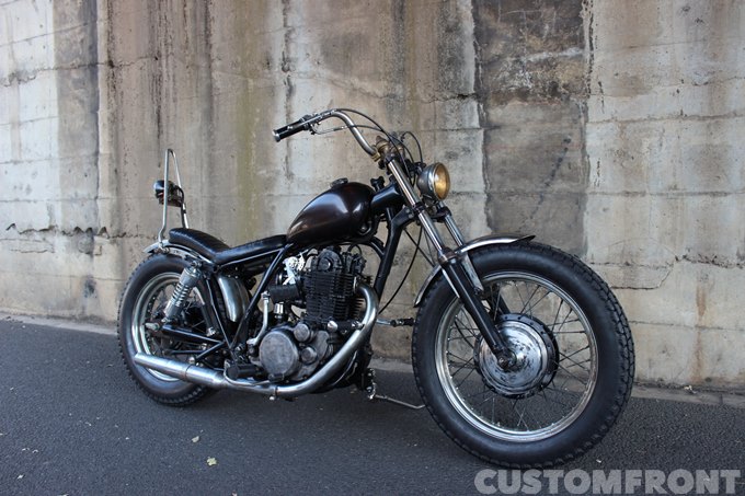 ヤマハ SR400のカスタムチョッパー 1995年・BRAT STYLE – CUSTOM FRONT