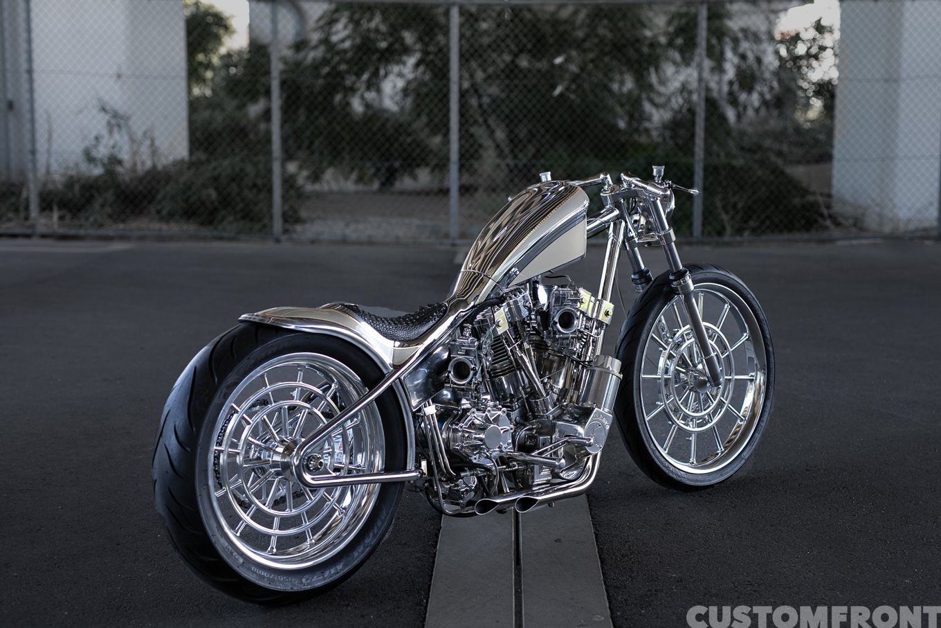 SUICIDE CUSTOMSのハーレー ショベルヘッドの世界最高峰のショー