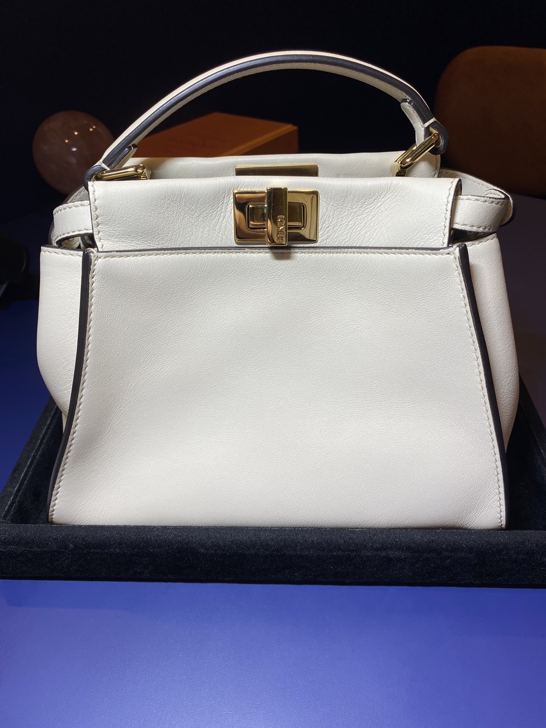 買取実績 フェンディ ピーカブー ミニ ホワイトを銀座店にてお買取しま