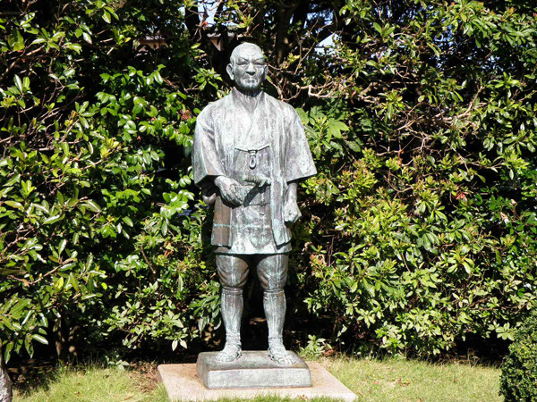 自動販売機に行く手をはばまれ続ける二宮金治郎の像 :: デイリーポータルZ