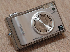 富士フイルム FinePix F11【第1回】地味ながら期待大、F10からの変更点