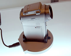 三洋電機、世界最小最軽量のハイビジョンムービーカメラ「DMX-HD1A」