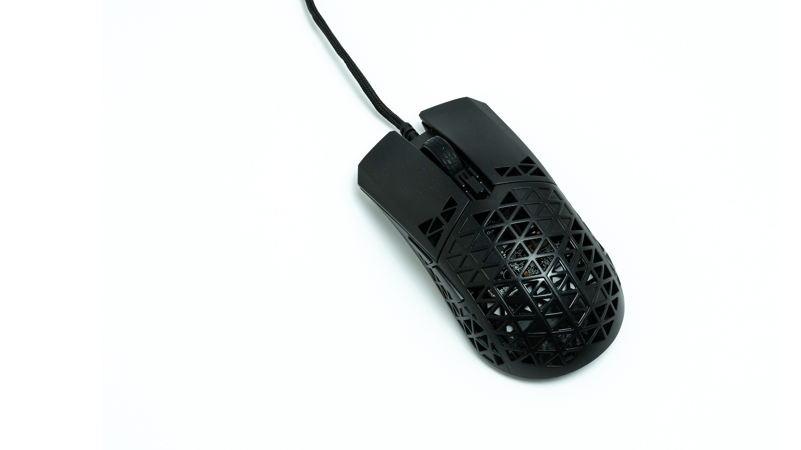 ASUS TUF Gaming M4 Air レビュー。中空ピラミッド型フレーム採用で47g