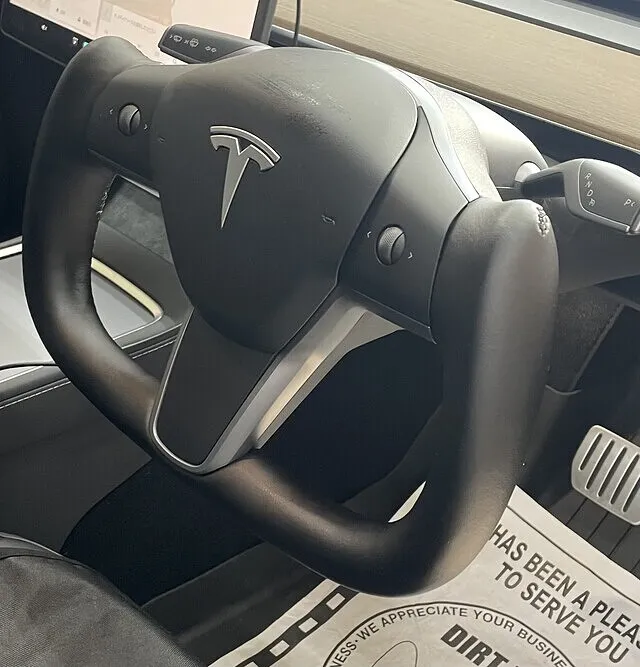 横浜市 テスラ モデルY TBR製 ヨークステアリング販売・取付｜カスタム