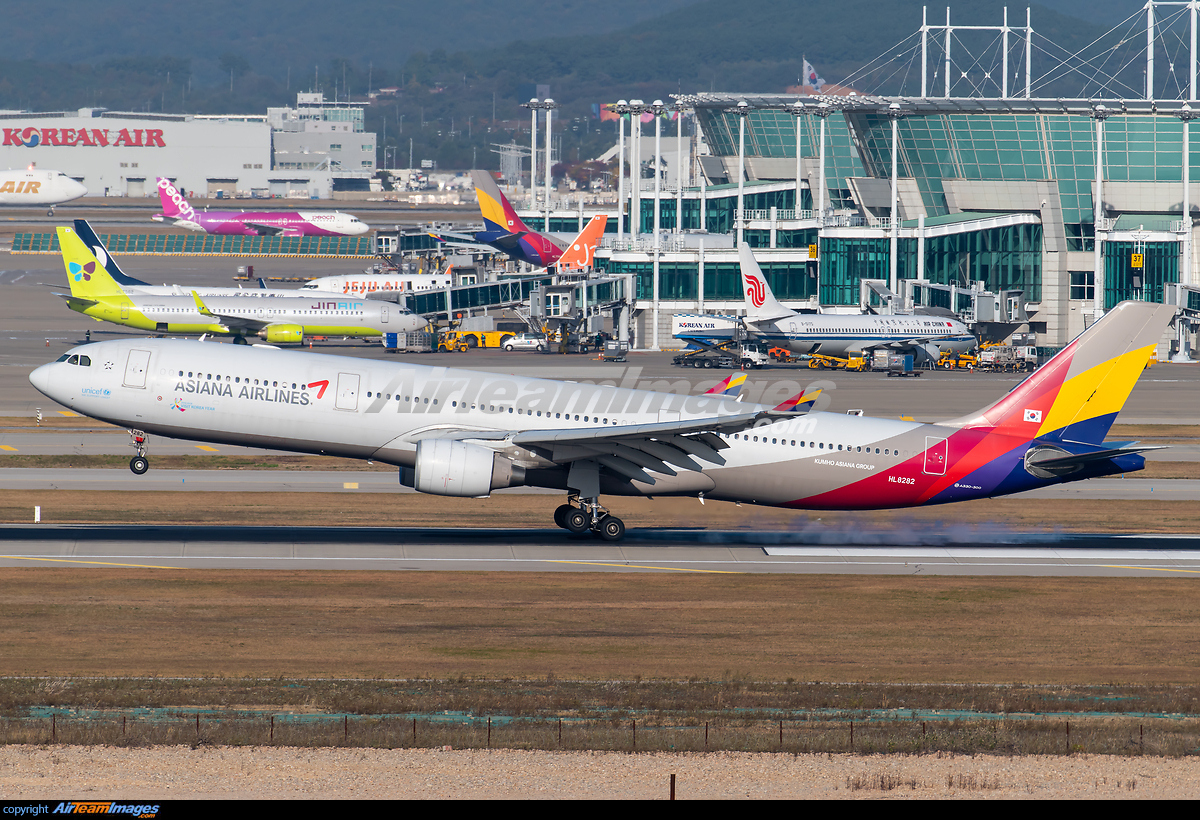 Airbus A330-323 Asiana Airlines HL8282 - AirTeamImages.com