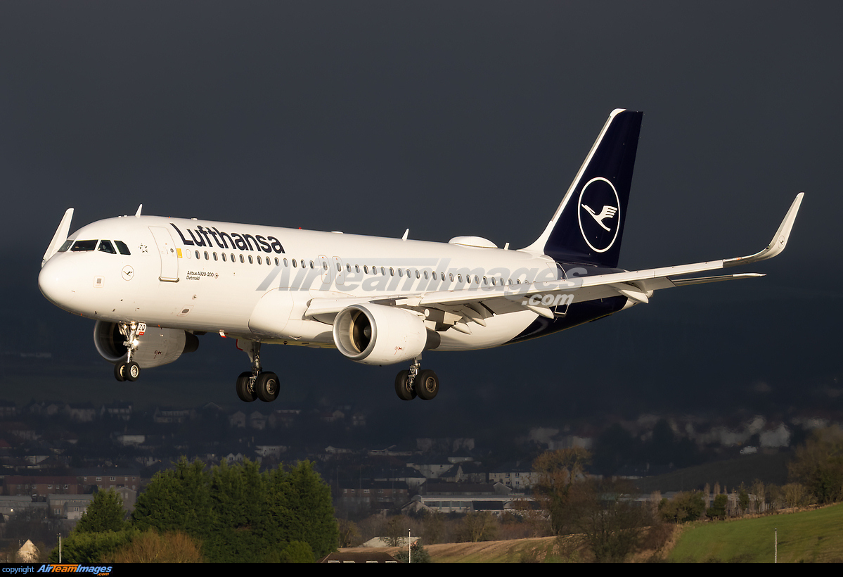 Airbus A320-214 Lufthansa D-AIZQ - AirTeamImages.com