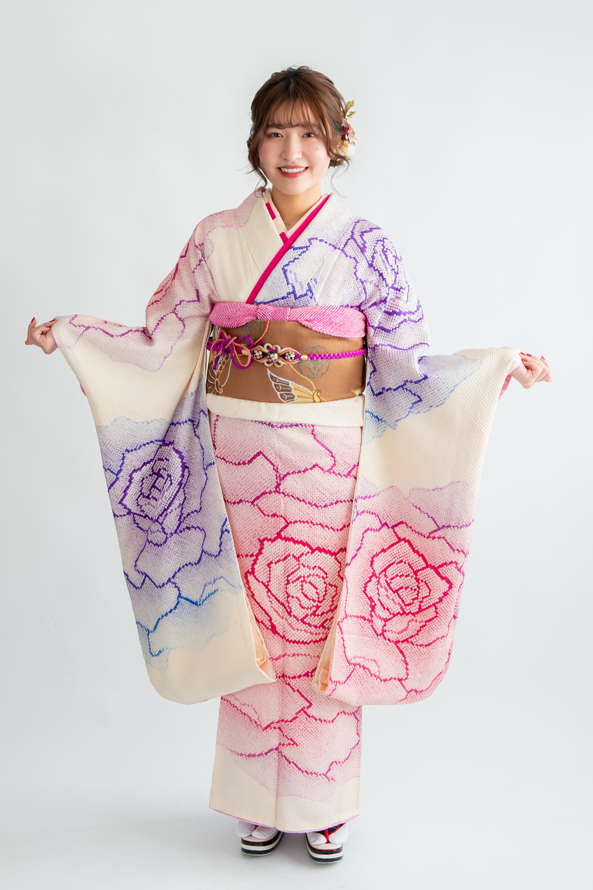 着物のプロ推奨】薔薇柄の着物でつくる華やかコーデとレンタル完全