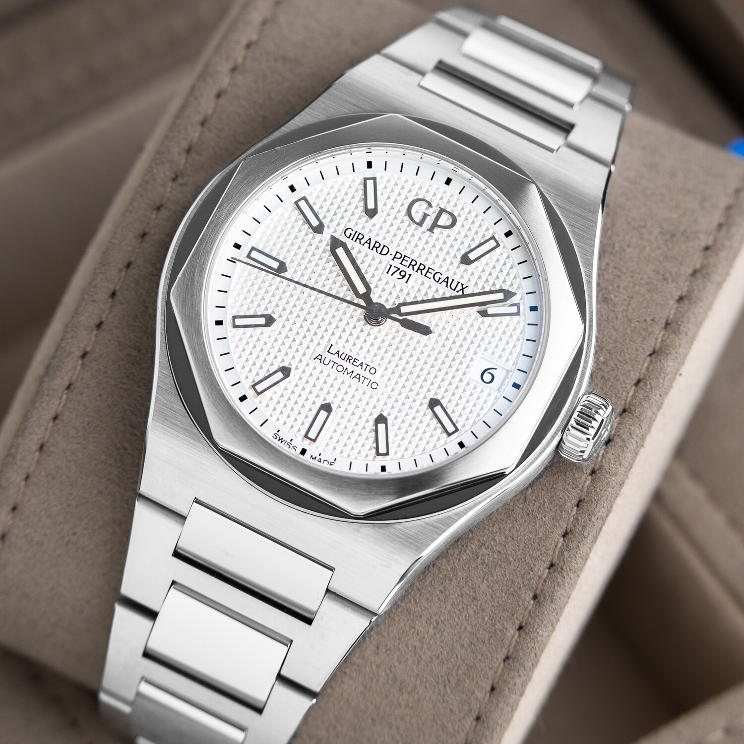 Girard Perregaux Laureato 2022 Automatic White Silver Dial 81010 Set