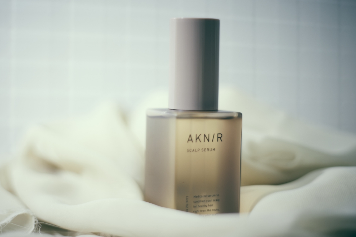 薬用ヘアスカルプセラム【ローズ×サンダルウッド】｜AKNIR（アクニー