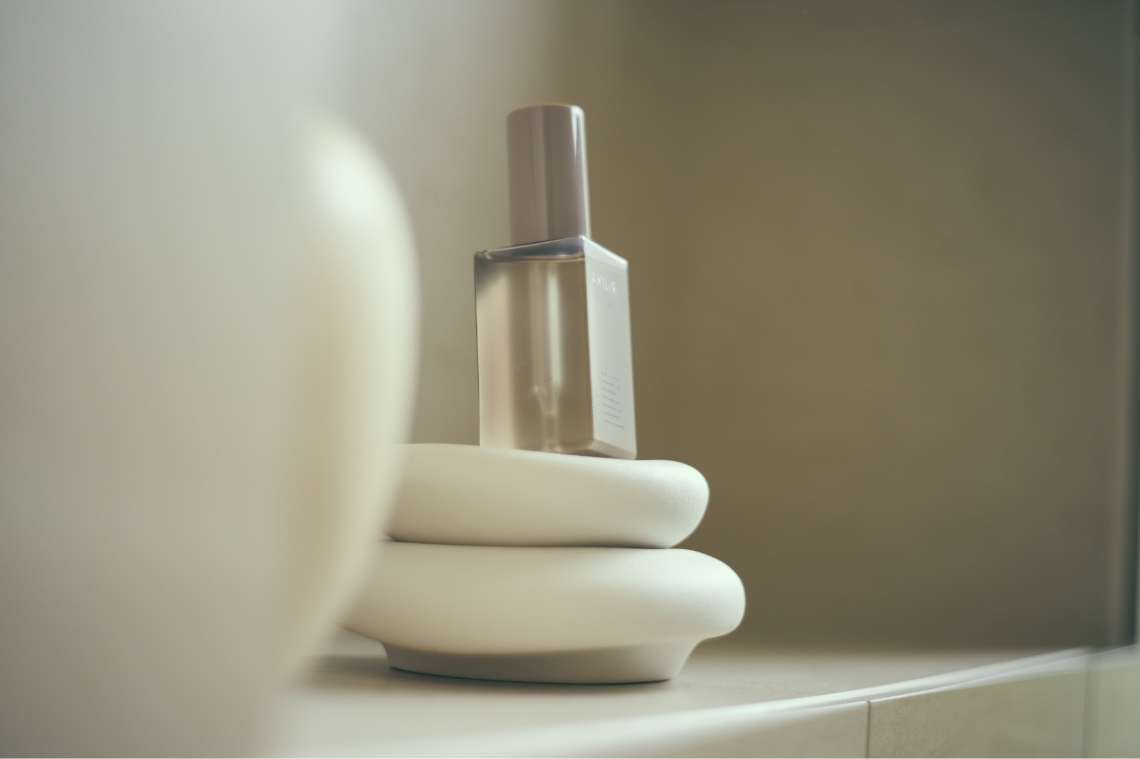 薬用ヘアスカルプセラム【ローズ×サンダルウッド】｜AKNIR（アクニー