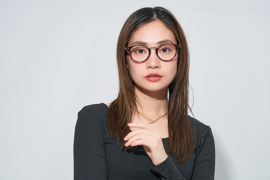 ラバーテンプルが特徴のボストン型メガネ[中顔面短縮みえメガネ