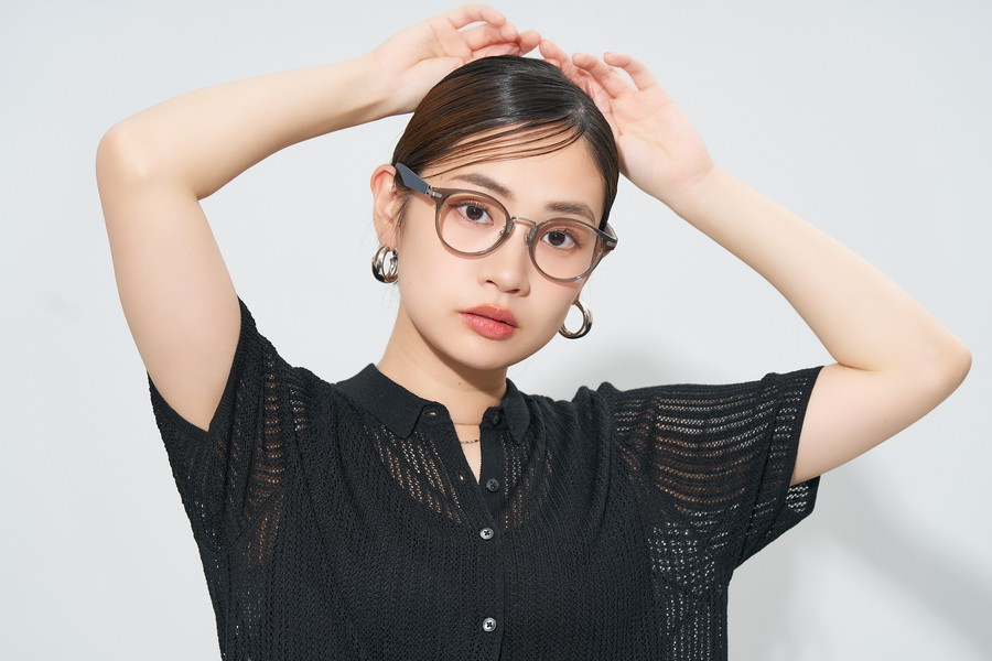 ラバーテンプルが特徴のボストン型メガネ[中顔面短縮みえメガネ