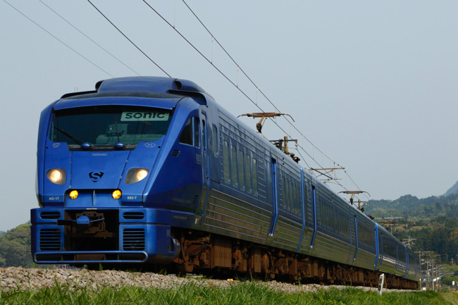 博多と大分を制御式振り子式車両で結ぶJR九州の特急「ソニック」【鉄道