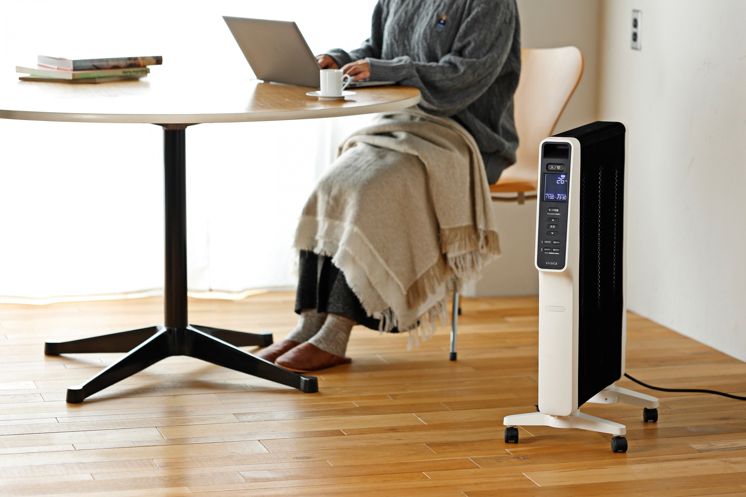 シロカのパネルヒーター「遠赤軽量ヒーター かるポカ」に足元の温めに